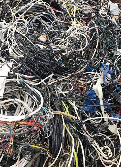 Grimmert-Recycling - Metallhandel | Ansammlung von alten, elektronischen Kabeln